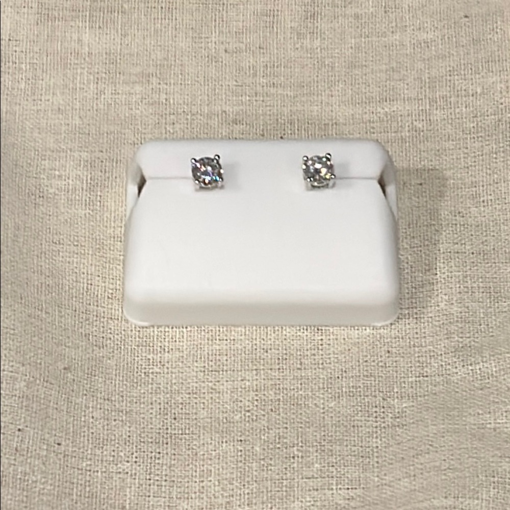 NWT .50 Carats Elegant Moissanite & 925 Sterling Silver Screw Back Stud Earrings - Picture 7 of 8